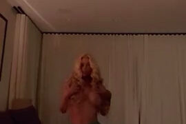 Iggy Azalea teasing big boobs on bed – Onlyfans video leaked