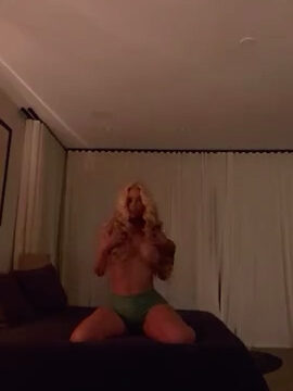 Iggy Azalea teasing big boobs on bed – Onlyfans video leaked